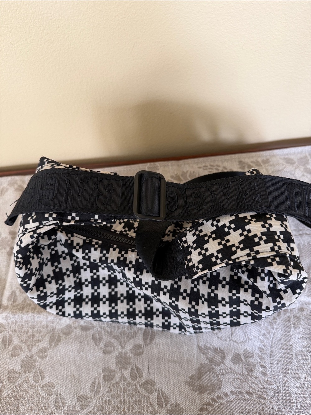Baggu Black and White Pixel Gingham Medium Crescent Shoulder Bag, EUC - Picture 4 of 12